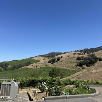 Hanna Winery - Wineries Near Me - Healdsburg, California