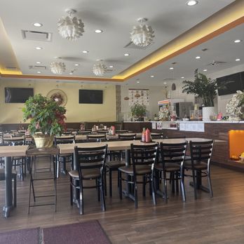 Pho Long - Inside of restaurant on a Saturday afternoon - Vietnamese Near Me - Colton, California