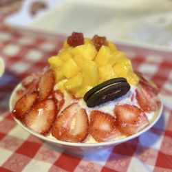 Sweet Snow - Mango strawberry bingsu