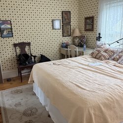 Henniker House Bed & Breakfast