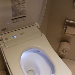 Vivantes Klinikum Am Urban - Beleuchtete Toiletten in den Patientenzimmern / Lit toilets in the patient's rooms