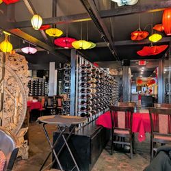 Wines, Decor and Interior Seating