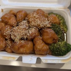 Mui's Carryout - Sesame Chicken