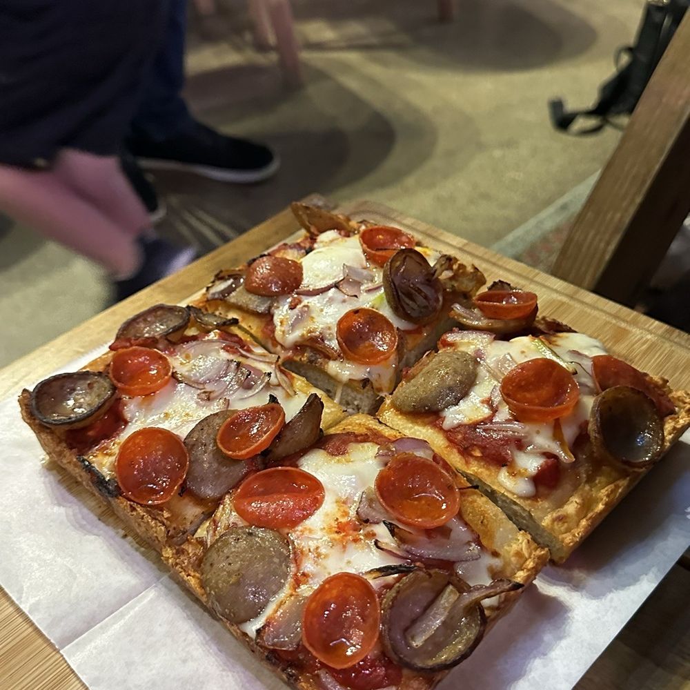 Five Point Five Brewing - GTX Muscle Car - Fresh mozzarella, cupped pepperoni, fennel pollen sausage, roasted red onion. Cheese crust. - Breweries Near Me - El Segundo, California