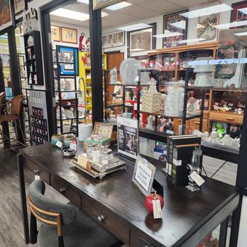 Lisa's Resale Gone Upscale - Used, Vintage & Consignment Near Me - Lewisville, Texas