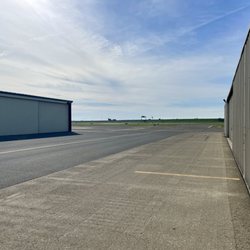 Visalia Airport - Tarmac and hangers