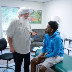 Herndon Chiropractic & Acupuncture Care - Taking time to explain