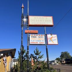 Brad's Desert Inn - The sign