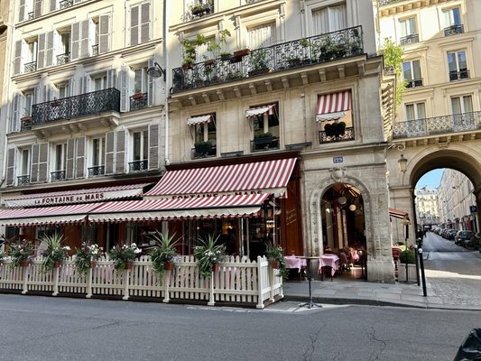 La Fontaine de Mars by null