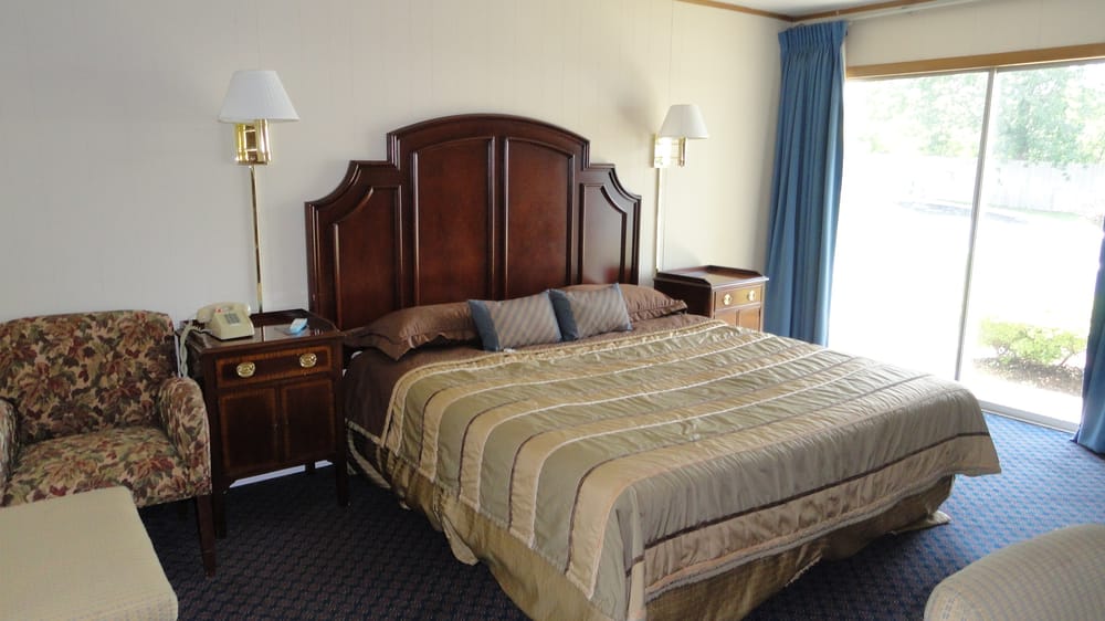 PINEAPPLE INN Updated September 2024 23 Reviews 372 Coddington