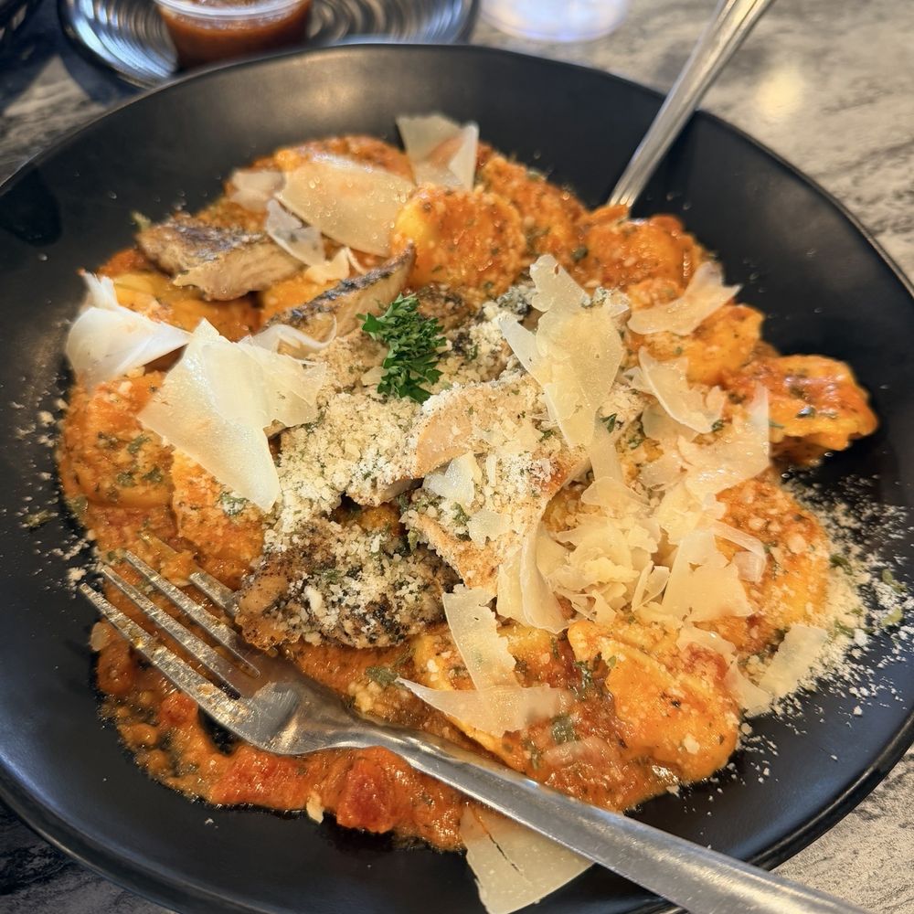 Mia Bella - Tortellini alla panna with chicken lunch special - Italian Near Me - Miami, Oklahoma