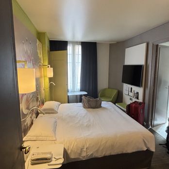 Hôtel Mercure Nice Centre Grimaldi - Small room. Hard bed. - Hotels Near Me - Nice, 06