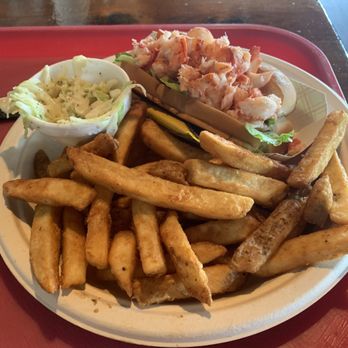 Flo's Clam Shack - Lobster roll - Seafood Near Me - Middletown, Rhode Island