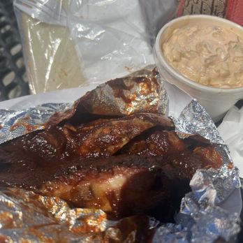 Woody's Bar-B-Que - Men's lunch special ribs, hot links, macaroni salad and wonder bread - Barbeque Near Me - Los Angeles, California