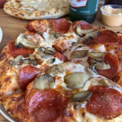 Maka Mia Pizza - Pepperoni and mushroom
