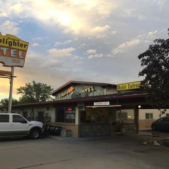 Lamplighter Motel - This Longmont, Colorado motel is a 4-minute walk from Yeager Garden Acres Shopping Center. It features free Wi-Fi access and free coffee - Hotels Near Me - Longmont, Colorado Lamplighter Motel - This Longmont, Colorado motel is a 4-minute walk from Yeager Garden Acres Shopping Center. It features free Wi-Fi access and free coffee - Hotels Near Me - Longmont, Colorado