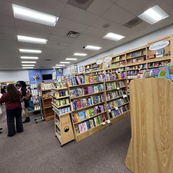 Anderson's Bookshop - Bookstores Near Me - Naperville, Illinois