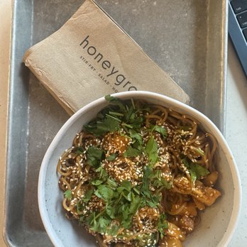 honeygrow - Spicy Garlic Stir-fry Platter - Salad Near Me - Boston, Massachusetts