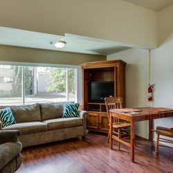 Maple Leaf Manor Suites - #1 Living room near Spokane Sportsplex and Downtown