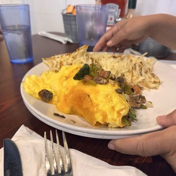 Breakfast At Tiffiny's - Garden omelette with hashbrowns - Breakfast & Brunch Near Me - Portage, Michigan