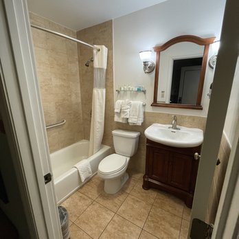 Brand Plaza Hotel - Bathroom - Hotels Near Me - Glendale, California