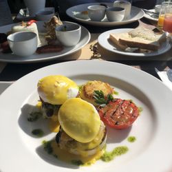 Discovery Country Suites - Great eggs Benedict