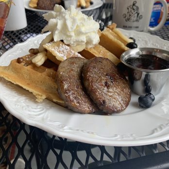 Cedar Crest Inn - Lovely and thoughtfully prepared breakfast. - Bed & Breakfast Near Me - Asheville, North Carolina Cedar Crest Inn - Lovely and thoughtfully prepared breakfast. - Bed & Breakfast Near Me - Asheville, North Carolina