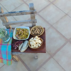 Rincón Nuestro - Despues de tanta lluvia, nada como una picadita con buenos fiambres de Rincón Nuestro en la terraza de casa!