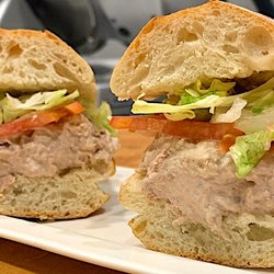 Wolf It - #21 Kingsley
Classic tuna salad, with fresh mayo, lettuce & tomato.