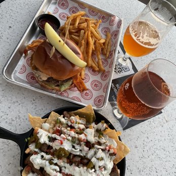 Ballast Point Brewing Long Beach - Hamburger & steak nachos - Breweries Near Me - Long Beach, California