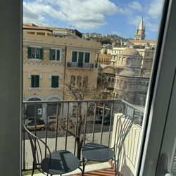 R&B Garibaldi - Blick auf den Balkon und die Straße
