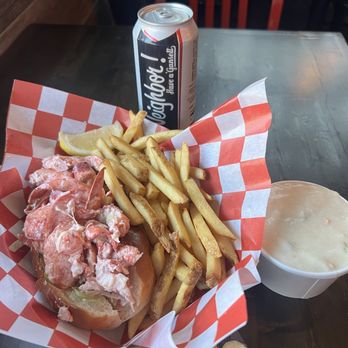 Yankee Lobster - Traditional Lobster Roll - Seafood Markets Near Me - Boston, Massachusetts