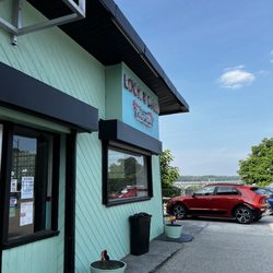 Lock & Dam Dog Shop - Outside