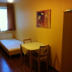 Hotel Arcaden - Ein Zimmer mit spärlicher Ausstattung