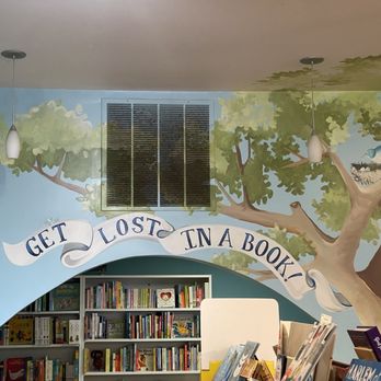 RoscoeBooks - There are birds! - Bookstores Near Me - Chicago, Illinois