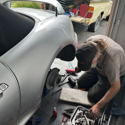 Ervin's Mobile Mechanics - Ron Erwin of Erwin's Mobile Mechanics at work on the rear brakes of my 2000 BMW Z3.2.3