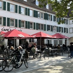 Café am Markt - An diesem frühsommerlichen Sonntagnachmittag sitzt es sich schön vor dem Café.