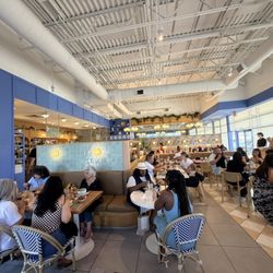 Water Oak Cafe & Bakery - Inside dining