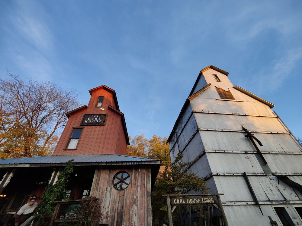 THE COAL HOUSE LODGE Updated October 2024 25 Photos 201 Welt St