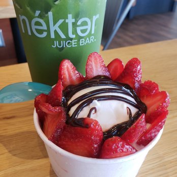 Nekter Juice Bar - Toxin Flush + vanilla skoop with strawberries and chocolate drizzle - Juice Bars & Smoothies Near Me - Long Beach, California
