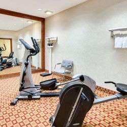 Super 8 by Wyndham Freeport - Health club
