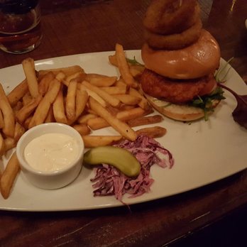 Brickyard - Halloumiburgare - American Near Me - Stockholm, Alberta