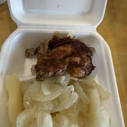 Pollo 1/4 chicken con yuca Pollo 1/4 chicken con yuca