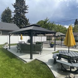 North Idaho Inn - Lighted outdoor gazebo area for guests with tables and patio seating
