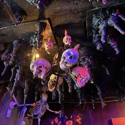 The Avenue - Bar ceiling
