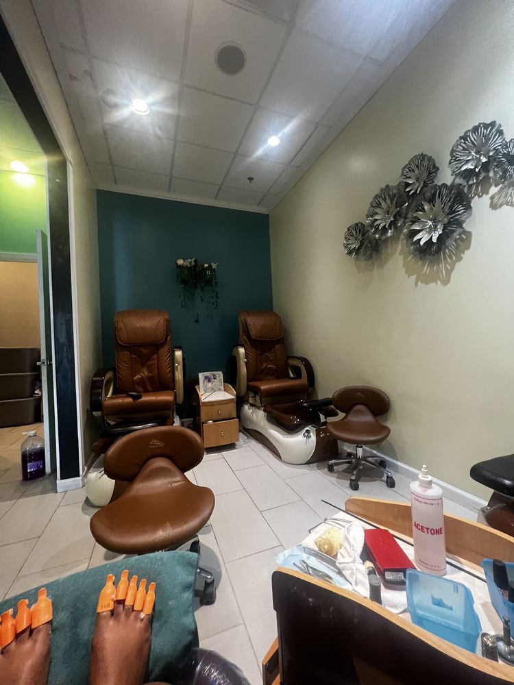 OMG Nails & Spa Logo