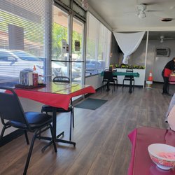 Seng's Restaurant - Small seating area with a few tables