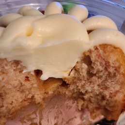 Strawberries and cream bundt cake - delicious and moist Strawberries and cream bundt cake - delicious and moist
