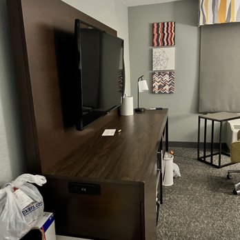 Hampton Inn Lexington - Clear indication that housekeeping didn't tend to the room after the people checked out. - Hotels Near Me - Wildersville, Tennessee Hampton Inn Lexington - Clear indication that housekeeping didn't tend to the room after the people checked out. - Hotels Near Me - Wildersville, Tennessee