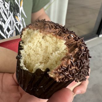 Sprinkles San Ramon - Dry thinly frosted vanilla and chocolate cupcake - Bakeries Near Me - San Ramon, California